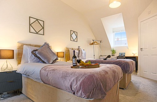 Buckingham House | ⭐️ Cosy House with Pool Table, Parking & Smart TV ⭐️