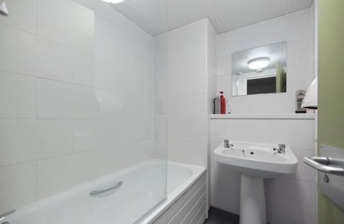 Westminster Hotel | Cosy Private Double in Central Westminster – Walk to Big Ben & Westminster Abbey