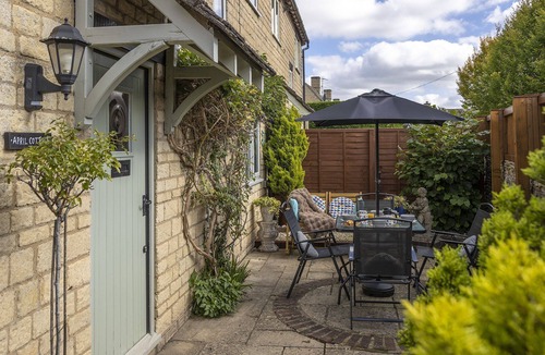 Stow-on-the-Wold Cottage | Cosy, secluded and dog friendly holiday cottage, sleeping 4 with 2 bedrooms , in the Cotswolds - Apr