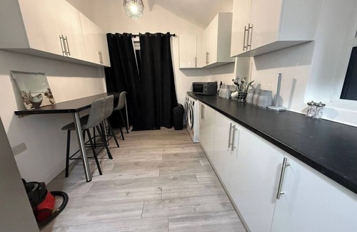 Bedford House | Cosy Six Bedroom House in Bedford Town