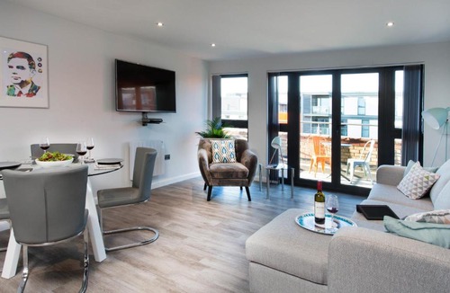 Central Milton Keynes Apartment | Cotels 7Zero1 Aparthotel - Unique Apartment building with friendly Reception - Sky Movies & Sports - Fitness Equipment in Apt - Pet Friendly - Private Garden Area