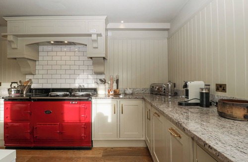 Moreton-in-Marsh Cottage | COTSWOLD HOUSE, pet friendly, with open fire in Moreton-In-Marsh