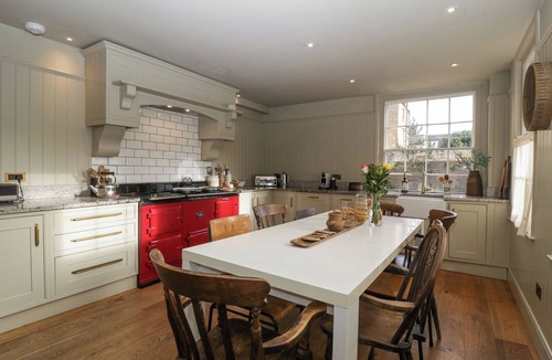 Moreton-in-Marsh Cottage | COTSWOLD HOUSE, pet friendly, with open fire in Moreton-In-Marsh