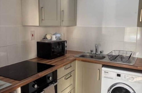 Bedford House | Cottage 1, a Cosy Retreat with Secure Parking