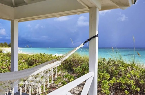 Governor's Harbour Villa | Cottage by Soft Sands – Ideal for Couples Seeking Seaside Dining & Beach Walks