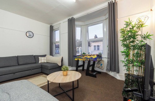 Grove Green Apartment | Cottage Flat with Games Table, Parking & Near Tube