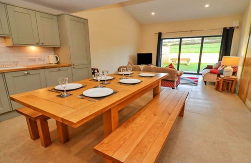 Little Rissington Cottage | Cottage in Cotswolds with Hot Tub & Garden