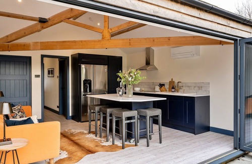 Hawling Cottage | Cottage in Cotswolds with Hot Tub & Views