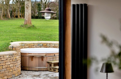 Hawling Cottage | Cottage in Cotswolds with Hot Tub & Views