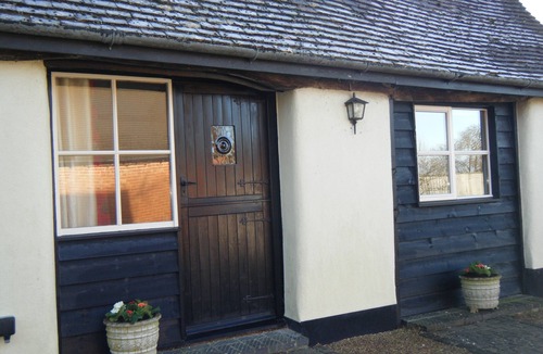North Marston Cottage | Cottage In Rural Village Location Near Aylesbury & Milton Keynes With 65" TV