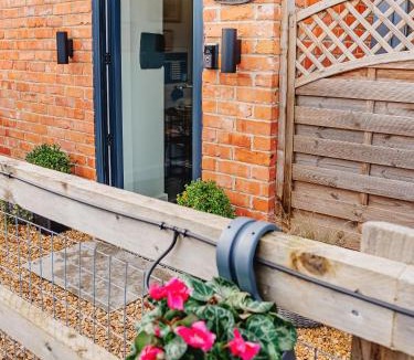Northway House | Cottage with Hot Tub - near Cheltenham and Tewkesbury