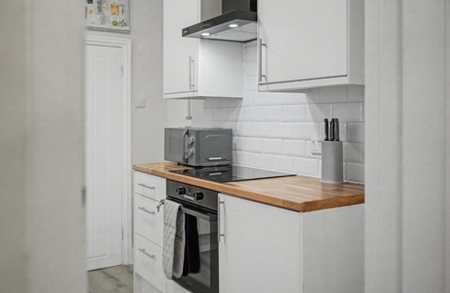 Northampton Apartment | Countess House, Northampton - Stylish Modern 2-Bedroom House with Garden - Free Parking