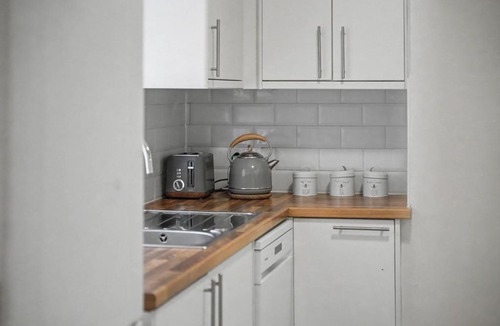 Northampton Apartment | Countess House, Northampton - Stylish Modern 2-Bedroom House with Garden - Free Parking