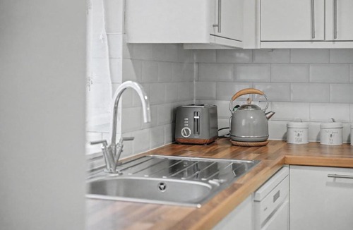 Northampton Apartment | Countess House, Northampton - Stylish Modern 2-Bedroom House with Garden - Free Parking
