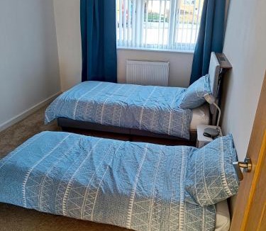 Twywell Apartment | Countryside 2 Bed Bungalow with Stunning Views Free WiFi and Parking Ideal for Business and Leisure