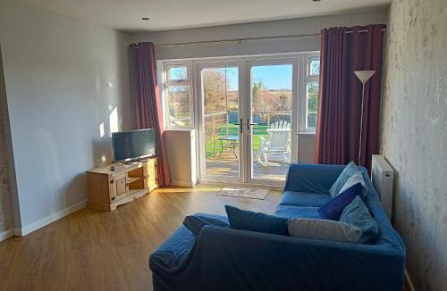 Twywell Apartment | Countryside 2 Bed Bungalow with Stunning Views Free WiFi and Parking Ideal for Business and Leisure
