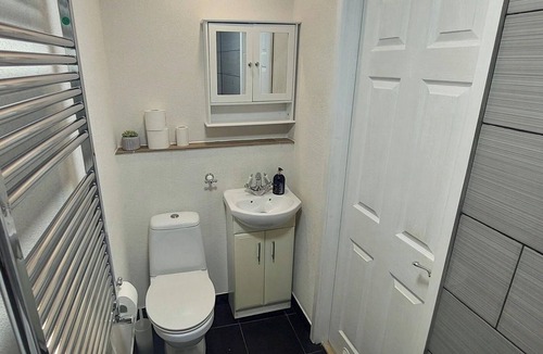 Wyken Apartment | Couples/Business/Family- WiFi- Parking- Sleeps 2