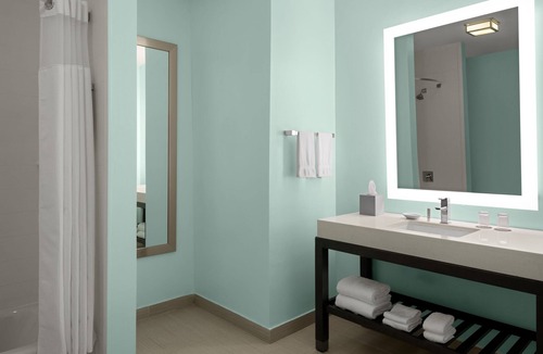 Downtown Nassau Hotel | Courtyard by Marriott Nassau Downtown/Junkanoo Beach