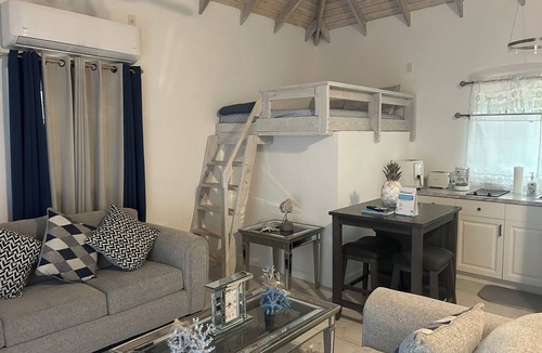 Rainbow Bay Cottage | Cozy 1-bedroom Rainbow Bay Cottage with Pool, AC & Laundry