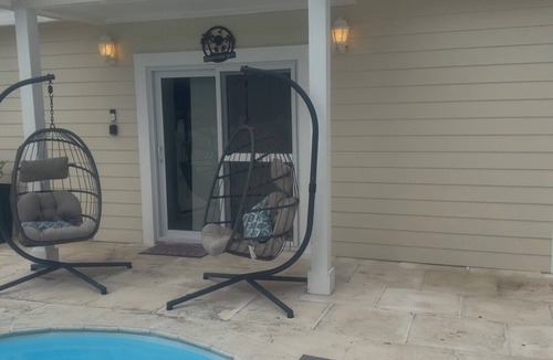 Rainbow Bay Cottage | Cozy 1-bedroom Rainbow Bay Cottage with Pool, AC & Laundry
