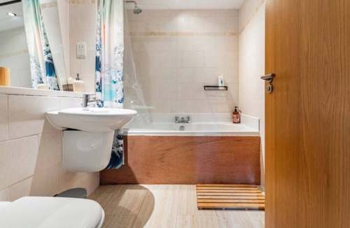 Liverpool City Centre Apartment | Cozy 2-bedroom apartment in welcoming Liverpool with WiFi