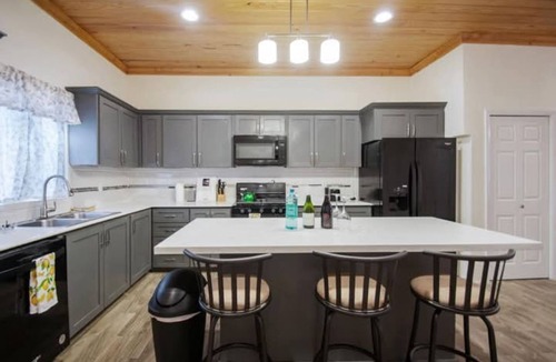Westwind House | Cozy 2-bedroom townhome in lovely gated community in Nassau with WiFi and AC.