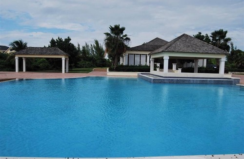 Westwind House | Cozy 2-bedroom townhome in lovely gated community in Nassau with WiFi and AC.
