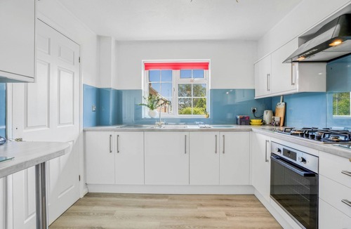 Wellingborough House | Cozy 3 Bedroom Retreat Family-Size House