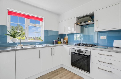 Wellingborough House | Cozy 3 Bedroom Retreat Family-Size House