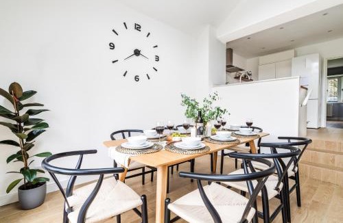 Epsom House | Cozy 3 Bedroom Terrace Cottage in Epsom