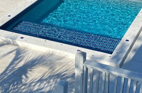 George Town Apartment | Cozy apartment with beach 7 mins drive away. CAR RENTAL , A.C , CABLE,WIFI,