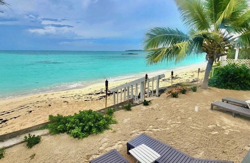 Rokers Point Villa | Cozy Beachfront King Suite