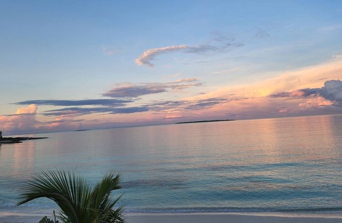 Tar Bay Villa | Cozy Beachfront Villa w/ Balcony