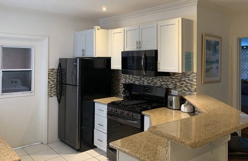 Rokers Point Bed & Breakfast | Cozy Cottage with a Home away from Home feeling; 3 minutes away from the beach..