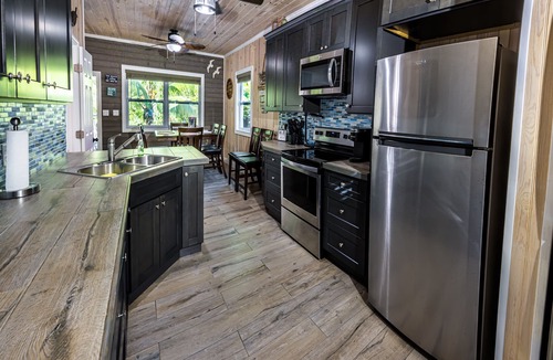 Spanish Wells House | Cozy Cove/Beach/FREE Golf Cart/Umbrella/Chairs/Kayak/Quiet Dead End Street