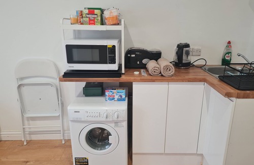 Fenny Stratford Apartment | Cozy Detached Studio Retreat with Kitchen & Bath
