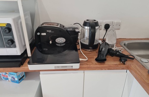 Fenny Stratford Apartment | Cozy Detached Studio Retreat with Kitchen & Bath