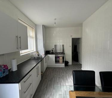 Anfield House | Cozy Double Room with 5 Minute Walk to Anfield Stadium ideal for Matchdays