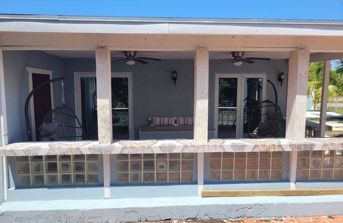 Bahamas Terrace House | Cozy family home 10 minutes walk to the beach. Keyless entry. Security cameras.