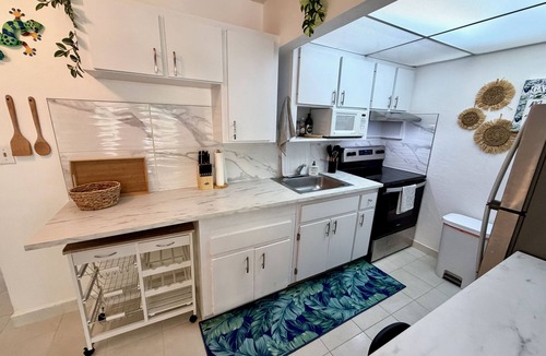 Williams Town Condo | Cozy Ground Floor Apartment in Coral Beach Condominium