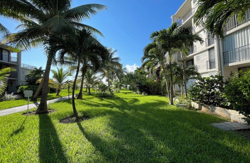 Williams Town Condo | Cozy Ground Floor Apartment in Coral Beach Condominium