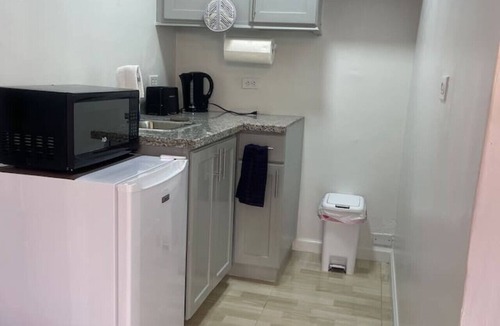 Nassau Apartment | Cozy Studio 4 mins to Beach 10 mins to Downtown