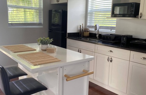 Lucaya Apartment | Cozy studio across the street from beach with AC, WiFi