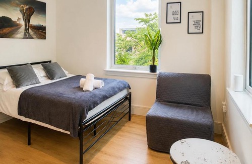 Heathrow Villages Apartment | Cozy Studio Apartment - 7 Minutes Drive to Heathrow Airport Terminal 4 - Unlimited Wi-Fi - Sleeps 2 - Paid Parking
