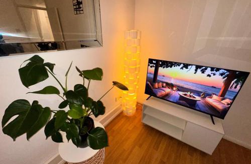 Forest Hill Apartment | Cozy Studio Flat , less than a minute from Forest Hill train station