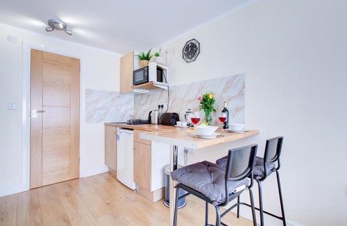 Ponders End Apartment | Cozy twin bed Studio- North London- free parking