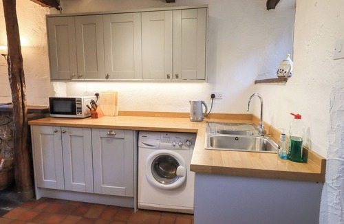Lindale Cottage | CRAGG COTTAGE, family friendly, character holiday cottage in Lindale