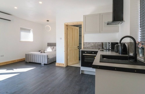 Earls Barton Cottage | DAFFODIL, pet friendly, character holiday cottage in Northampton