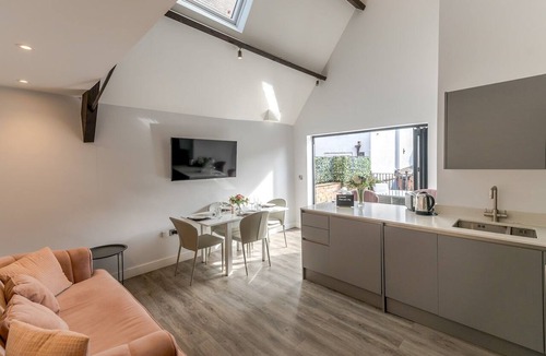 Shrewsbury Apartment | Dahlia Contemporary town centre apartment - Pass the Keys