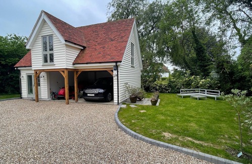 Howlett End Cottage | Debussys Guest House - 2 bed and 2 bathroom, near Saffron Walden